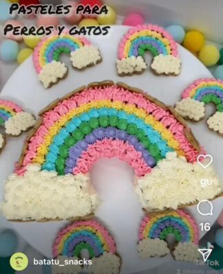 Pastel con forma de arcoiris